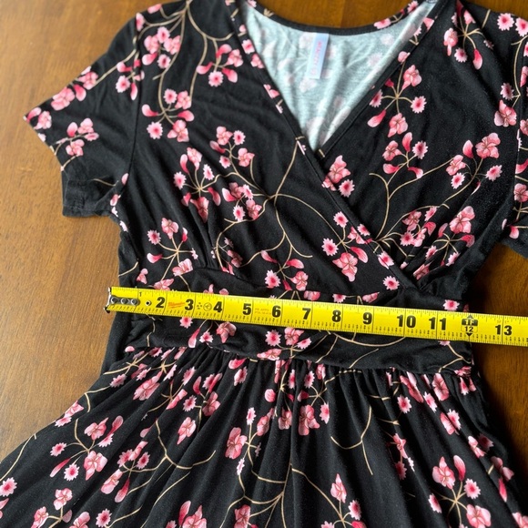 Elegant Floral Midi Dress in Black and Pink - Picture 7 of 7